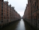 Zwischen Deichtorhallen und Baumwall liegt im Freihafen die hundertjhrige Speicherstadt, der weltgrte zusammenhngende Lagerhauskomplex. Hier erwartet Sie eine Idylle, die Sie wohl kaum in einem Welthafen vermutet htten: wilhelminische Backsteingotik der Grnderzeit, bizarre Giebel und Trmchen, die sich in den Fleeten spiegeln. Hinter den dicken Mauern lagern wohltemperiert hochwertige Gter wie Kaffee, Tee, Kakao, Gewrze, Tabak, Computer und das grte Orientteppichlager der Welt.