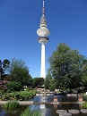 Der Fernsehturm - eigentlich Heinrich-Hertz-Turm - ist mit seinen 279 Metern das hchste Bauwerk der Stadt. Besucher kommen jedoch nur bis zur Panoramakanzel in 128 Metern Hhe. Unter einem erstreckt sich die Park-und Gartenanlage Planten un Blomen (plattdeutsch fr: Pflanzen und Blumen).