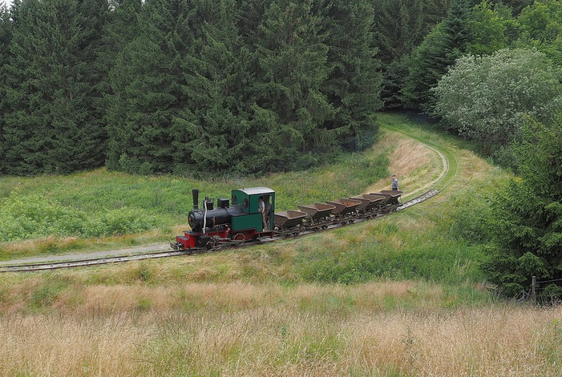 Historische Lok mit Kippmuldenloren