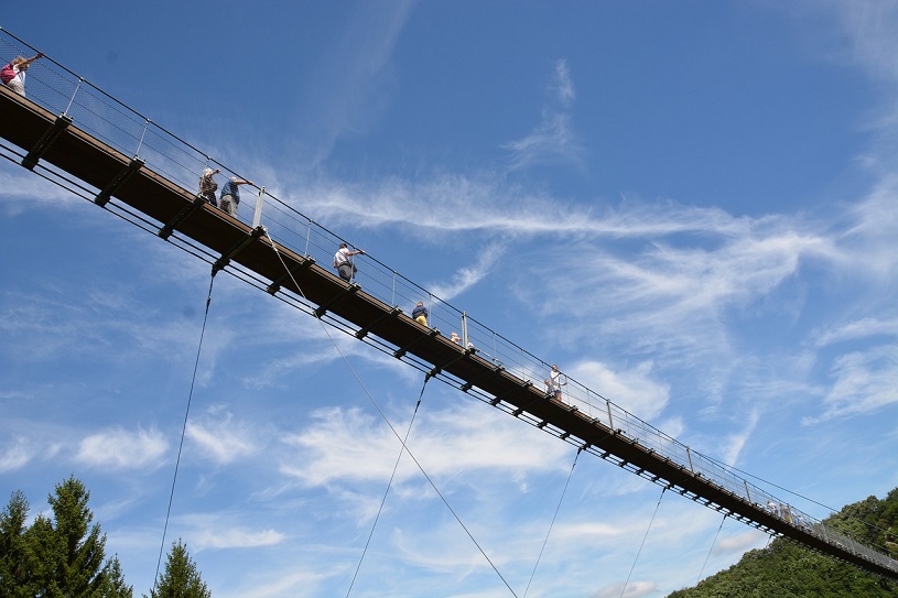 Hngeseilbrcke Geierlay ber das Mrsdorfer Bachtal zwischen Mrsdorf und Sosberg