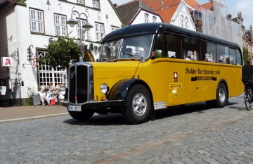 Oldtimerbus in der Husumer Altstadt