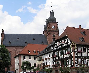 Pfarrkirche St. Gangolf und Marktplatz in Amorbach
