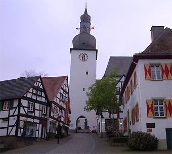 Glockenturm in Arnsberg neben der Stadtkapelle St. Georg