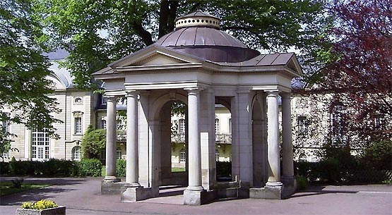 Brunnentempel ber der Schwefelquelle auf der Esplanade in Bad Nenndorf