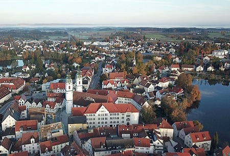 Stiftskirche St. Peter und Stadtsee in Bad Waldsee