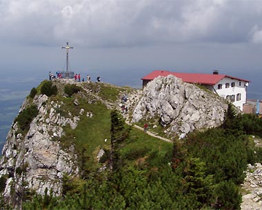 Gipfelkreuz des Hochfelln und Hochfellnhaus in den Chiemgauer Alpen