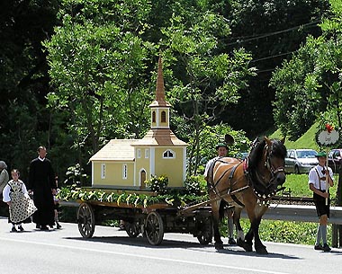 Modell der Wallfahrtskirche Maria Hilf beim Festumzug der 850-Jahr-Feier Bischofswiesens