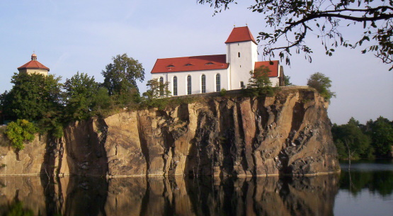 Der Kirchberg mit Wasserturm und Bergkirche oberhalb des gefluteten Steinbruchs im Stadtteil Beucha
