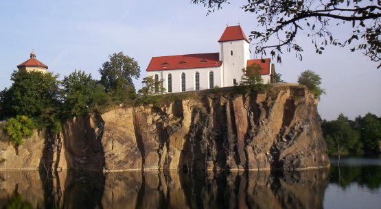 Der Kirchberg mit Wasserturm und Bergkirche oberhalb des gefluteten Steinbruchs im Stadtteil Beucha