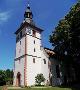 Kirchhof und Evangelische Pfarrkirche im Ortsteil Kirchbrombach