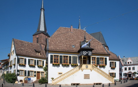Historisches Rathaus und katholische Pfarrkirche St. Ulrich