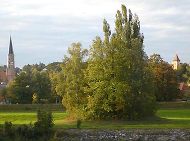 Dingolfing mit Storchenturm und Kath. Stadtpfarrkirche St. Johannes