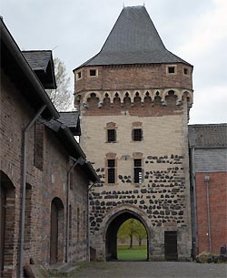 Torturm der Burg Friedestrom im Stadtteil Zons