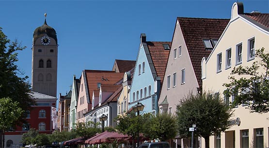 Erding mit Turm der Pfarrkirche St. Johann