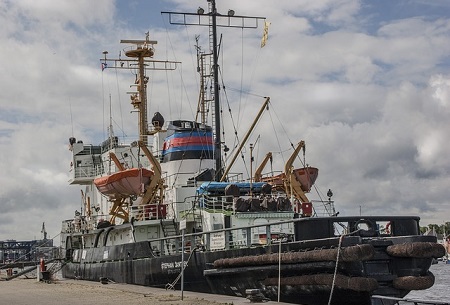 Schiff im Hafen