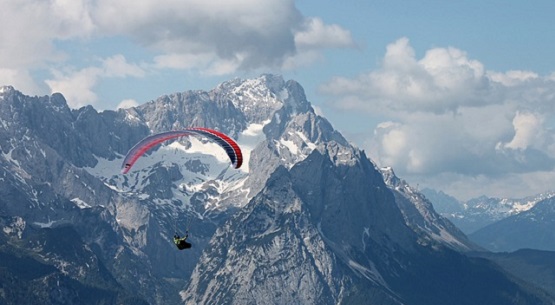 Gleitschirmflieger vor der Zugspitze