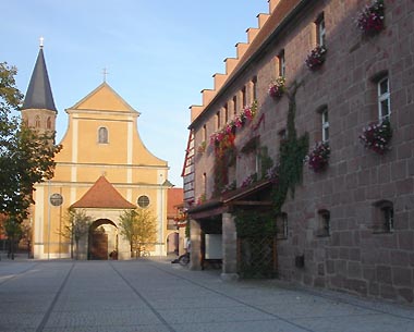 Marktplatz mit Pfarrkirche und Rathaus