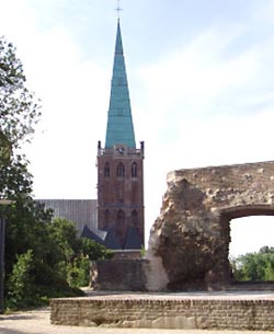 Plateau des Burgberges und Propsteikirche St. Gangolf