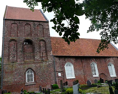 Kirche im Ortsteil Suurhusen mit schiefstem Turm der Welt