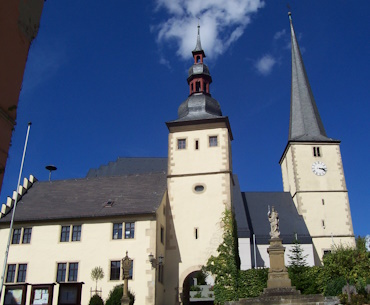 Altes Rathaus und Pfarrkirche St. Jacobus in Hollstadt