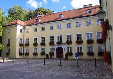 Schloss Ismaning - heutige Gebäudenutzung als Rathaus