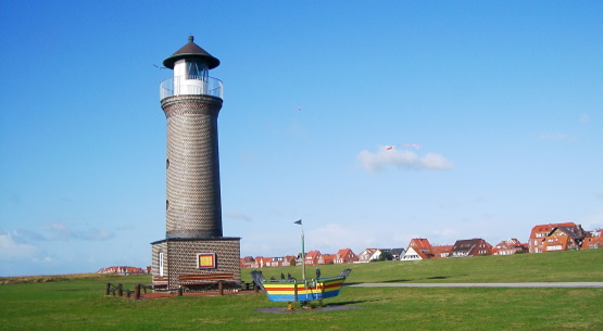 Leuchtturm Memmertfeuer am Hafen von Juist