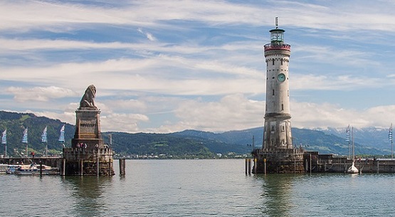 Hafeneinfahrt mit neuem Leuchtturm und Bayrischem Lwen in Lindau