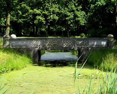 Steinerne Brücke im Schlosspark Lütetsburg