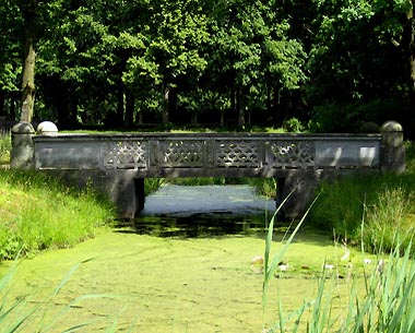 Steinerne Brcke im Schlosspark Ltetsburg