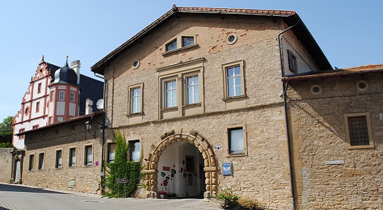 Torhaus und Hauptbau des Ebracher Hofes in Mainstockheim