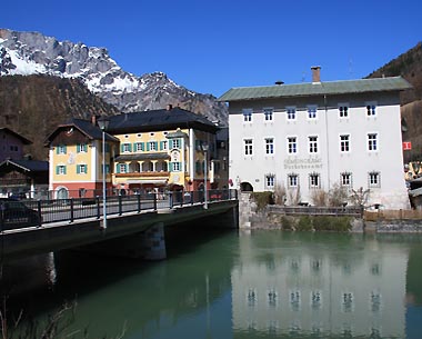 Rathaus und Berchtesgadener Ache in Marktschellenberg