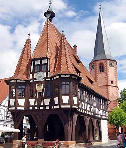 Rathaus und Stadtkirche in Michelstadt