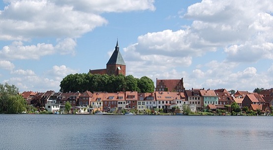 Blick auf die Mllner Altstadt vom gegeberliegenden Ufer des Stadtsees