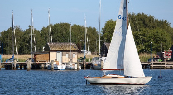 Segelboot im Hafen von Gager