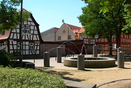 Brunnen und Fachwerkhuser in Mrfelden
