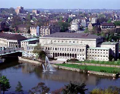 Blick vom Rathausturm auf die Ruhr, die Stadthalle und Schloss Broich