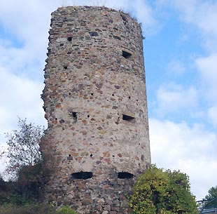 Trutzbingen - Ruine eines Rundturms am Ortsrand von Mnster-Sarmsheim