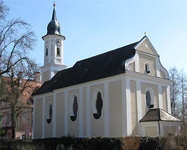 Katholische Wallfahrtskirche Hl. Kreuz im Ortsteil Kreuzpullach