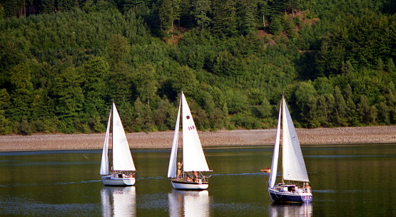 Drei Segelboote auf dem Biggesee