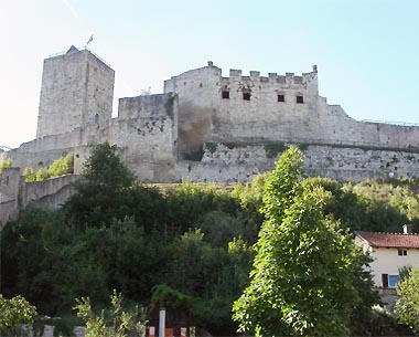 Hauptburg Pappenheim mit dem Bergfried und dem Palas