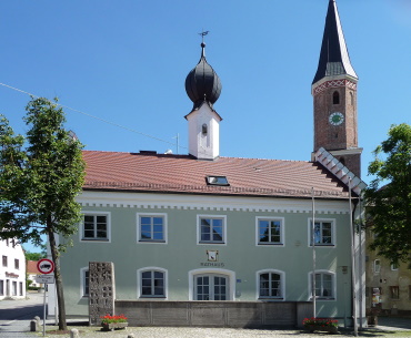 Rathaus und Turm der Pfarrkirche St. Martin in Pfeffenhausen
