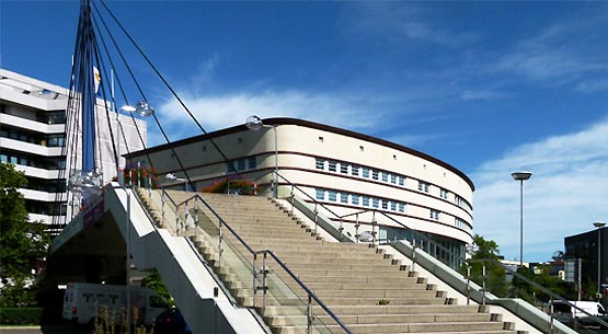 Fugngerbrcke an der Stadtbibliothek