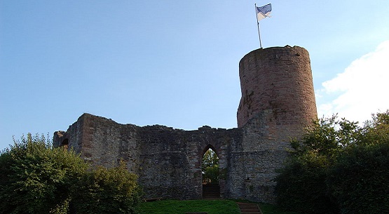 Hauptburg der Burgruine Polle