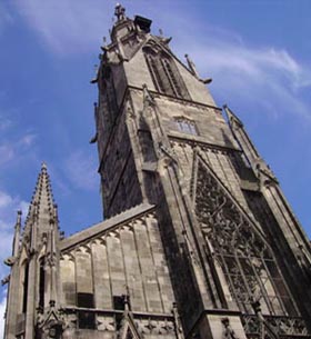 Hauptturm der Marienkirche im Zentrum von Reutlingen