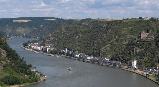 Blick auf den Rhein und Sankt Goarshausen