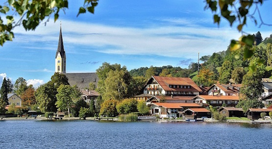 Schliersee mit Kirche St. Sixtus