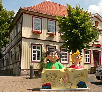 Rathaus in Seesen mit den Figuren von Max und Moritz