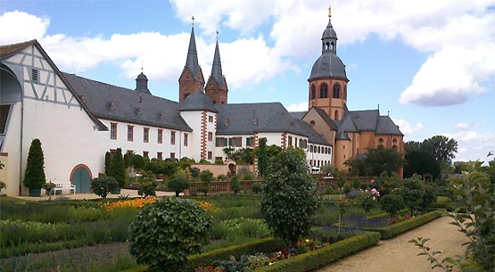 Einhard-Basilika und Klostergarten