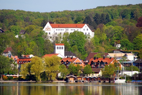 Blick vom Starnberger See auf Stadt und Schloss Starnberg