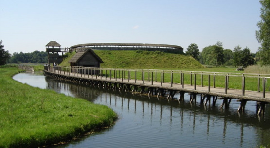 Archologisches Freilichtmuseum Gro Raden, rekonstruierte Hauptburg mit Zugangsbrcke